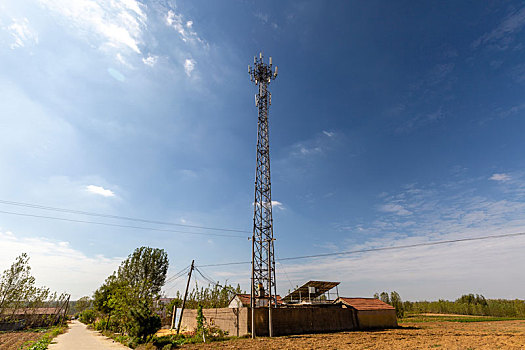 矗立在田地里的农村高压电塔