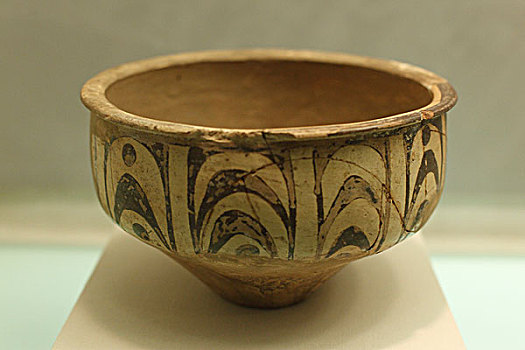 彩陶盆,公元前4000-3500年
