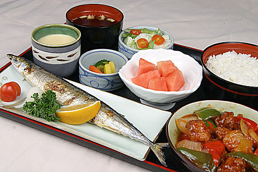 烧鱼日式咕咾肉套餐