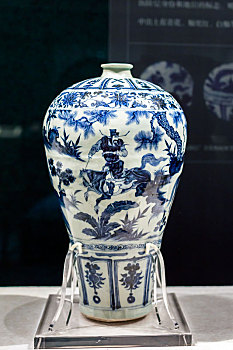 元代萧何月下追韩信青花梅瓶,南京市博物馆藏