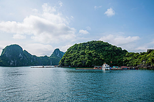 越南广宁鸿基市下龙湾海上石林