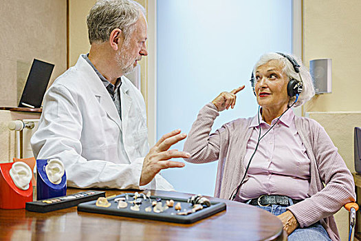 老人,病人,穿,耳机,交谈,耳,检查,诊所