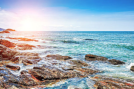 蓝天岩石海滩自然风光巽寮湾
