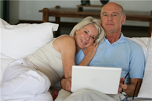 老年,夫妻,坐,沙发,笔记本电脑