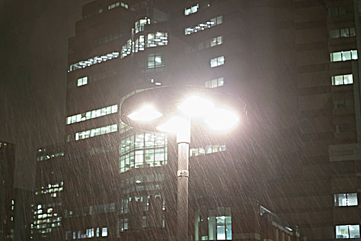 雨,落下,路灯,仰视,城市,高层建筑,建筑,夜晚