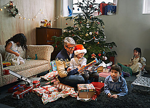 父亲,四个孩子,打开,圣诞礼物,起居室