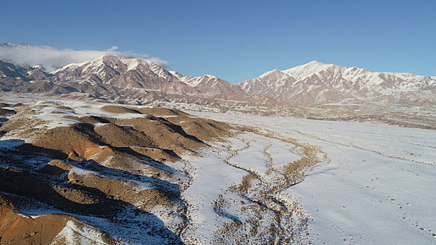 雪吻戈壁大地