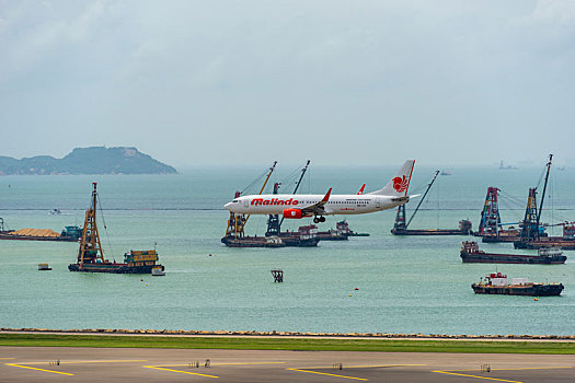 一架马印航空的客机正降落在香港国际机场