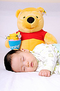 熟睡的男婴和维尼熊
