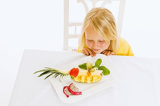 女孩,坐,桌子,正面,盘子,水果