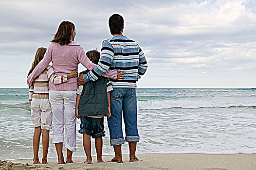 后视图,家庭,站立,海洋
