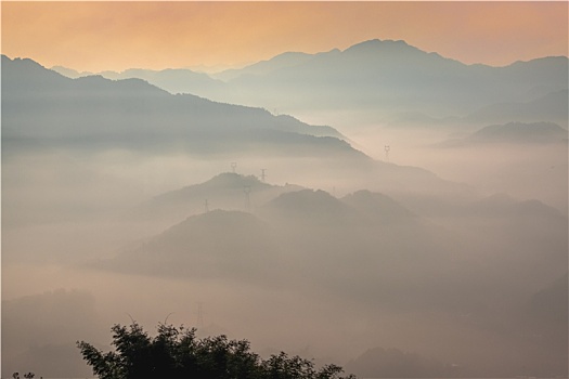 四川宜宾长宁双河镇晨雾缭绕山峦剪影风景