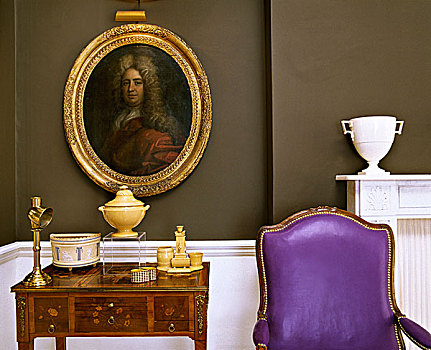 时期,紫色,软垫,扶手椅,正面,木桌子,下方,头像,描绘