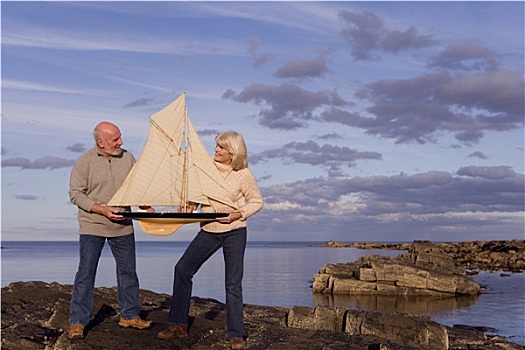 老年,夫妻,模型,船,岩石上,海洋