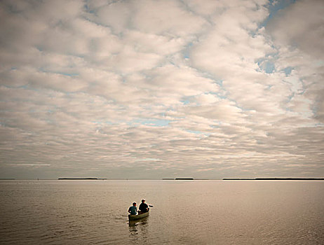 两个男人,划船,独木舟,湖