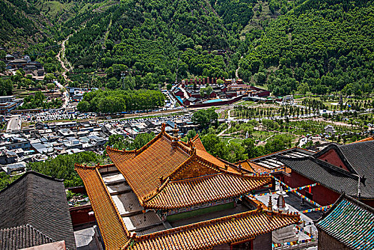 山西忻州市五台山菩萨顶寺院上远眺五台山群寺院