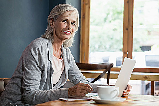 女人,微笑,头像,使用笔记本,电脑,坐,桌子,咖啡,店