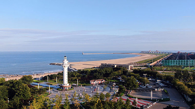 秋日里的海滨风景如画,游客赶海拾贝感受惬意周末