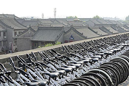 西安城墙上的一列单车,陕西西安