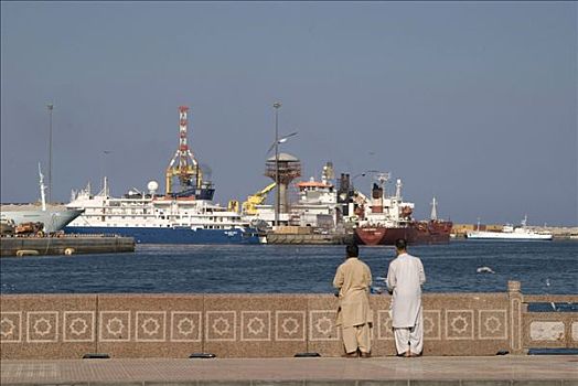 阿曼苏丹国,马斯喀特,两个男人,看,船,港口