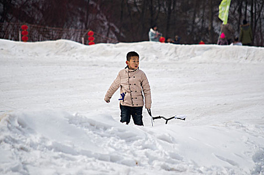 翠华山滑雪场滑雪的人