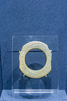 上海博物馆的西周中期玉饰龙纹环形戚