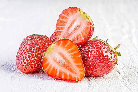 草莓,白色背景,木质