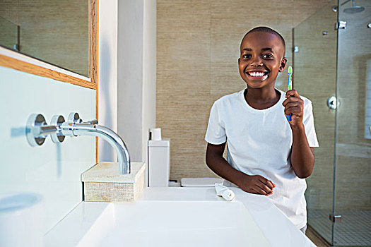 头像,微笑,男孩,展示,牙刷,站立,水槽,浴室