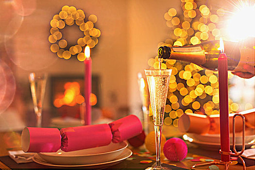 倒出,香槟,香槟酒杯,圣诞晚餐,桌子,圣诞拉炮