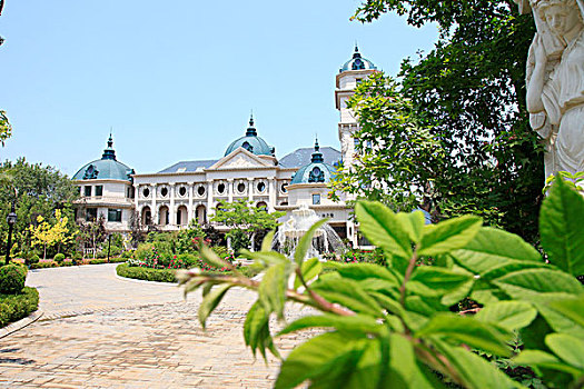 带喷泉和雕塑的欧式城堡酒店