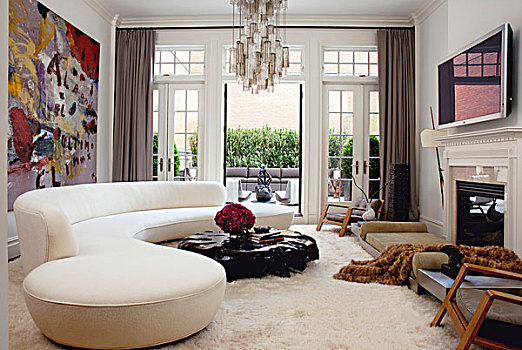 优雅,客厅,巨大,白色,沙发,上漆,柚木,茶几,地毯,盛开,平台,门,背景