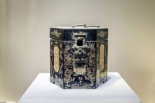 南京博物院恒丰款黑漆描金提食盒