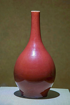 红釉胆式瓶