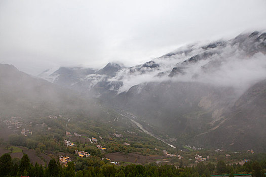 高山沟壑云雾缭绕甲居藏寨