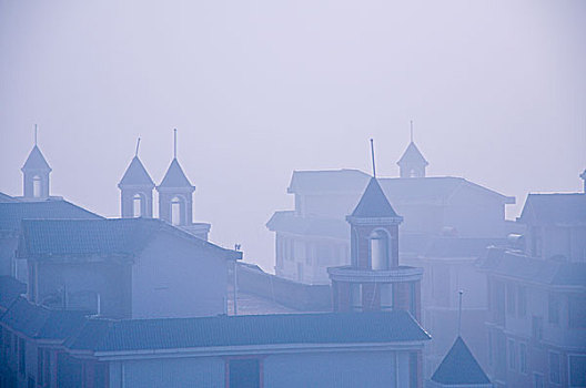 雾气弥漫的住宅小区