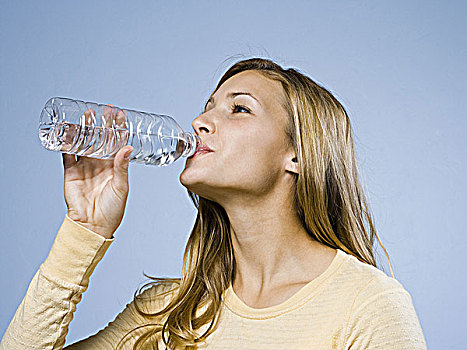 女孩,喝,瓶装水