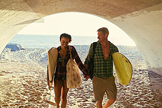 冲浪,情侣,走,地下通道,新港海滩,加利福尼亚,美国