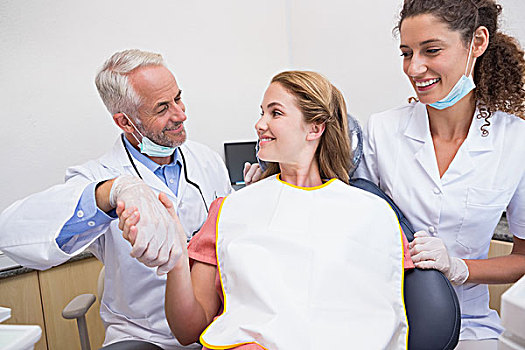 牙医,握手,病人,椅子,旁侧,协助