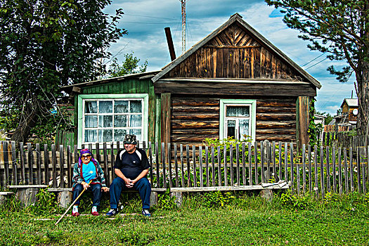 老年夫妇,坐,长椅,木屋,仰视,火山,堪察加半岛,俄罗斯
