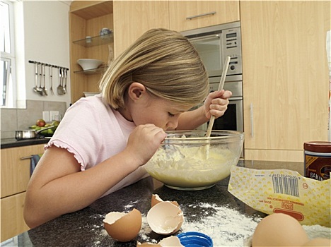 女孩,6-8岁,站立,厨房,混合,面粉,蛋,牛奶,碗,木勺,侧面视角