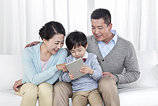 穿休閑服裝坐在沙發(fā)上的一家人