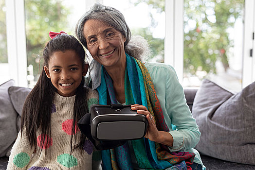 祖母,孙女,坐,虚拟现实,耳机,客厅,在家