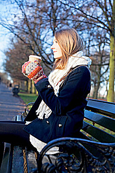 女人,咖啡,公园长椅