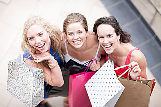 三个女人,年轻,购物袋