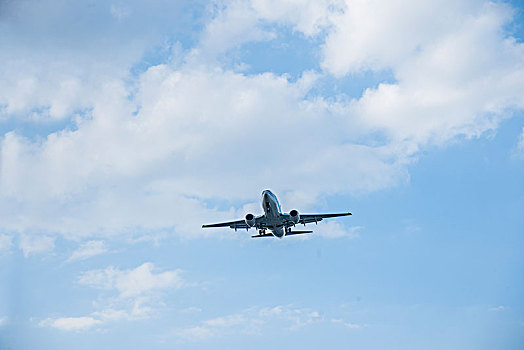 中国国际航空的飞机正降落重庆江北机场