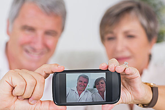 老年夫妇,拍照,智能手机