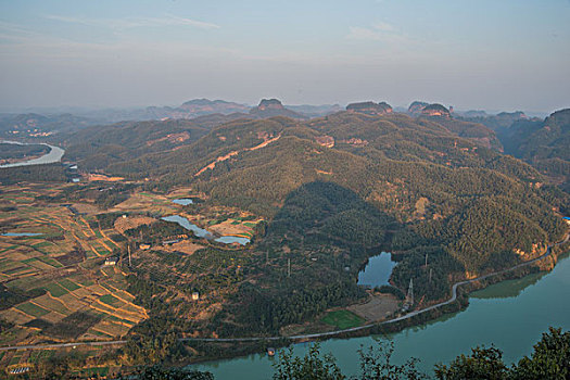 山,丹霞,河流,蓝天,黄昏,大气,田野,水电站,村庄,驴友,旅行,地质公园,丹霞地貌,绿色,灌木,树,草,水潭,素材,平面设计