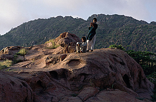孩子,石头,早晨,乡村,塔尔沙漠,信德省,省,巴基斯坦,七月,2005年