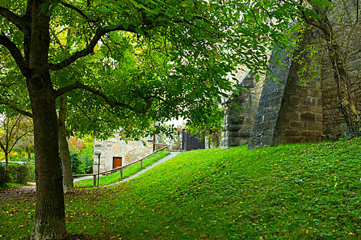 德国巴利亚伐罗腾堡童话镇城墙边的绿地