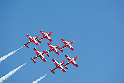 红色,军用飞机,飞行,排列,蓝天,艾伯塔省,加拿大